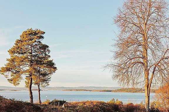 Flott sjøutsikt fra stue, soverom og veranda i 1.etasje! Galleribilde
