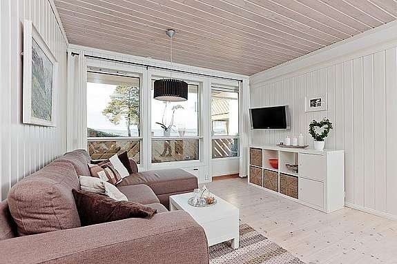 Stue i 1.etasje. Store vindusflater. Adkomst til vestvendt veranda. Galleribilde