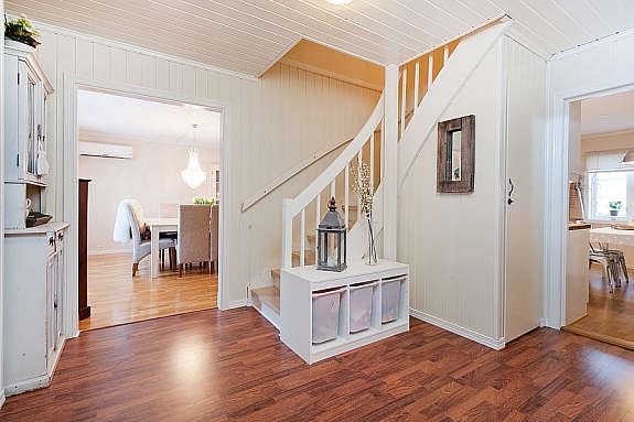 Romslig inngangsparti med stor og lys gang Galleribilde