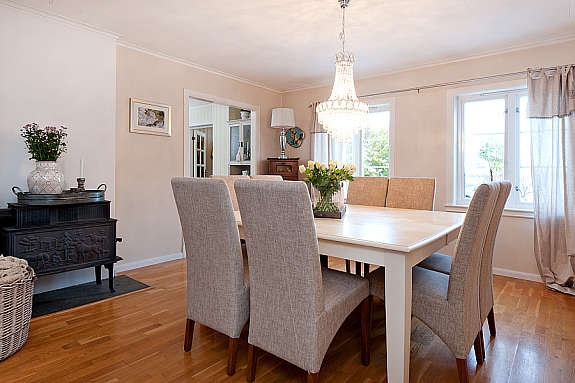 Lys og trivelig spisestue med flott vedovn Galleribilde