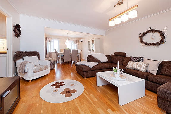 Hyggelig, lys stue med utg. til hage Galleribilde