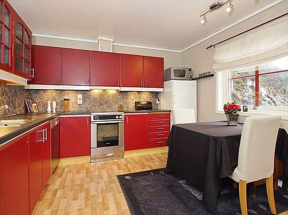 Kjøkken har plass til spisebord Galleribilde