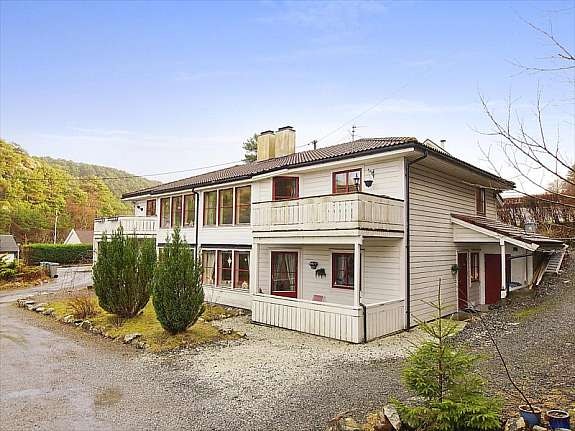 Leiligheten ligger i 2. etg. i 4-mannsboligen. God parkering på tomten. Galleribilde