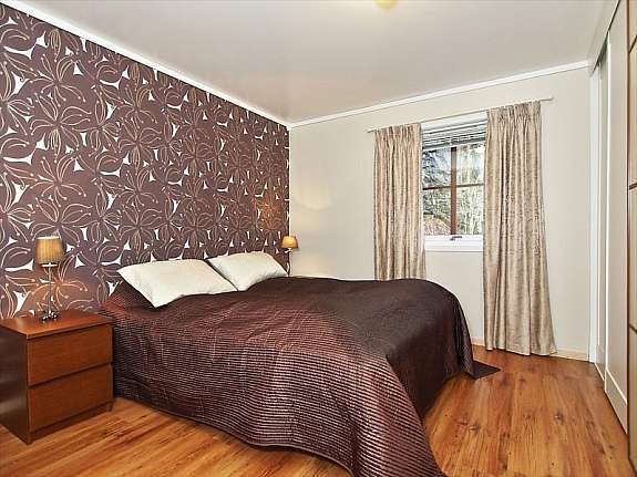 Pent soverom med skyvedør inn til garderobe og bod. Galleribilde