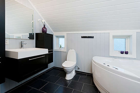 Badet i andreetasje har, boblekar, toalett, servant samt opplegg for dusj. Galleribilde