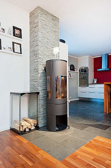 Lys og pen stue med tidsriktige farge og materialvalg Galleribilde