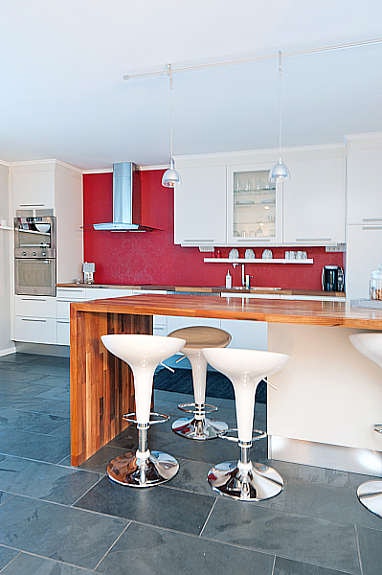 Stilrent kjøkken med integrerte hvitevarer Galleribilde