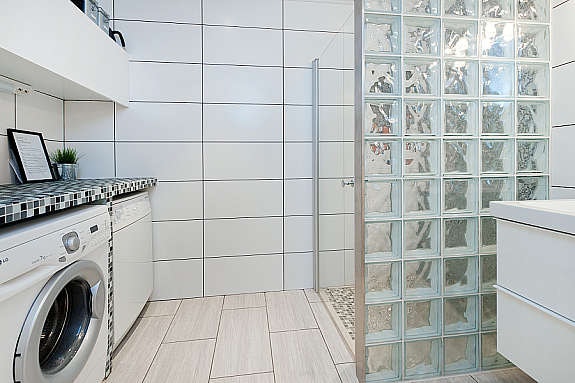 Badet i første etasje har: Vegghengt toalett, servant, dusj og opplegg for vaskemaskin. Galleribilde