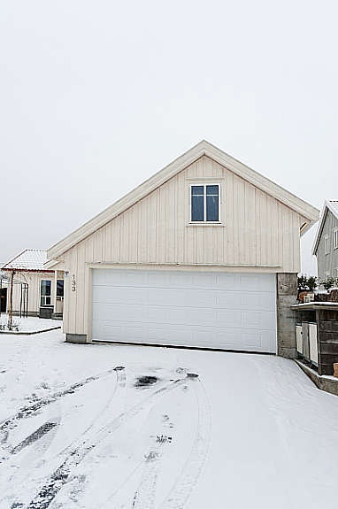 Dobbel garasje med oppholdsrom på loftet. Galleribilde