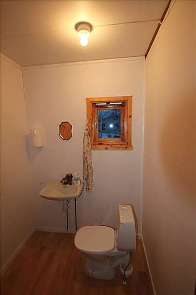 Toalett - rom med wc og servant Galleribilde