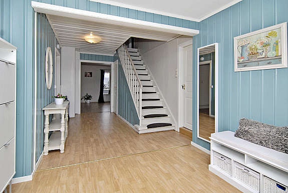 Romslig entré. Galleribilde