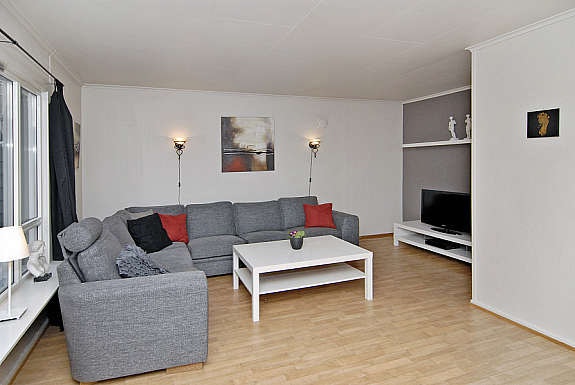 Romslig stue med store vindusflater som slipper inn godt med dagslys. Utgang til solrik terrasse. Galleribilde