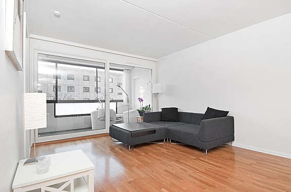 Stue med utgang til innglasset balkong Galleribilde