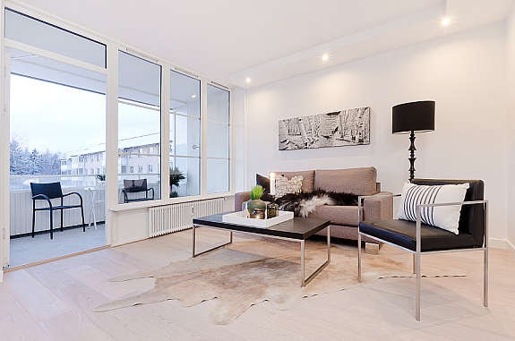 Gode lysforhod med downlights og store vinduer Galleribilde