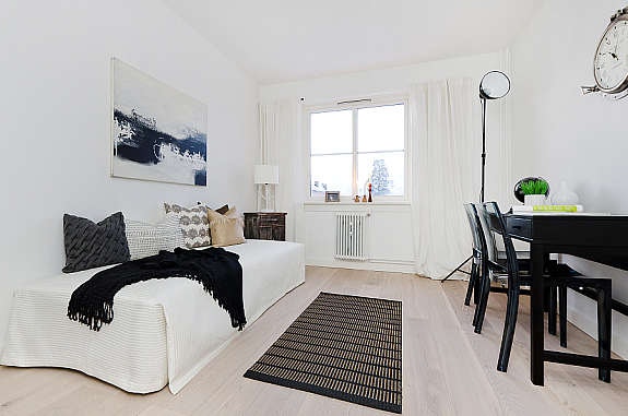 Romslige soverom med plass for skrivebord Galleribilde