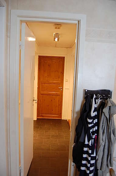 Tatt fra bad inn i gang , vaskeromm til høyre , kjøkken venstre. Galleribilde