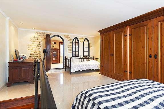 Soverom med god plass til kontor. Alle møbler kan kjøpes Galleribilde