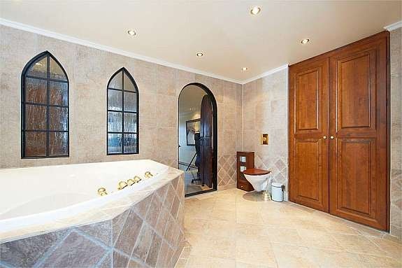 Stilfullt bad med downlights Galleribilde