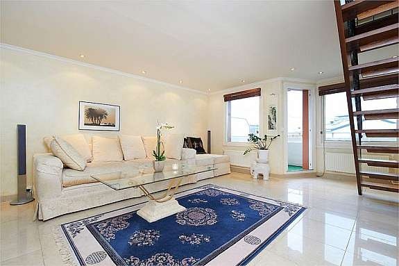 Lys stue med flott italiensk marmor på gulv. Galleribilde