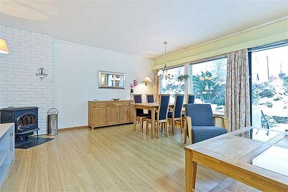 Stue med nyere vedovn Galleribilde