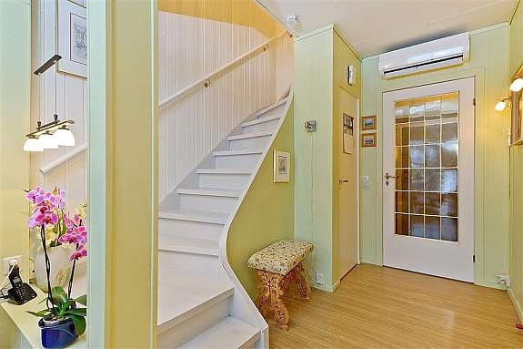 Entre med trapp opp til andre etasje og dør ned til kjeller Galleribilde