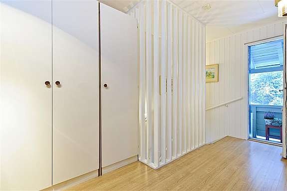 Gang i andre etasje med garderobeskap og utgang til luftealtan Galleribilde