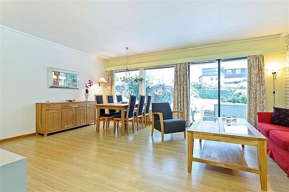 Stue med gode lysforhold og store vinduer - mot hage Galleribilde