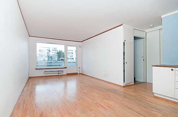 Stue med utgang til balkong. Bod på balkong. Galleribilde