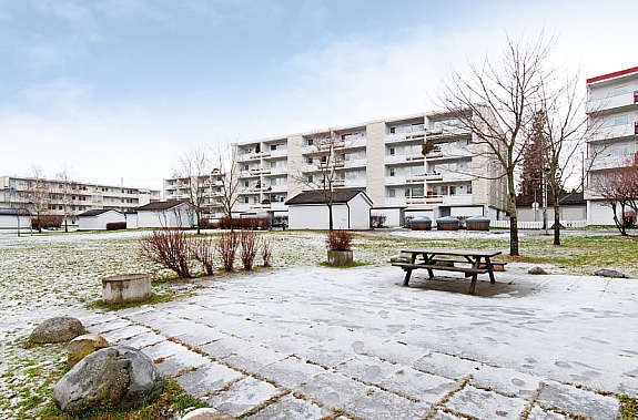 Fasade. Store felles grøntområder med benker etc. Galleribilde