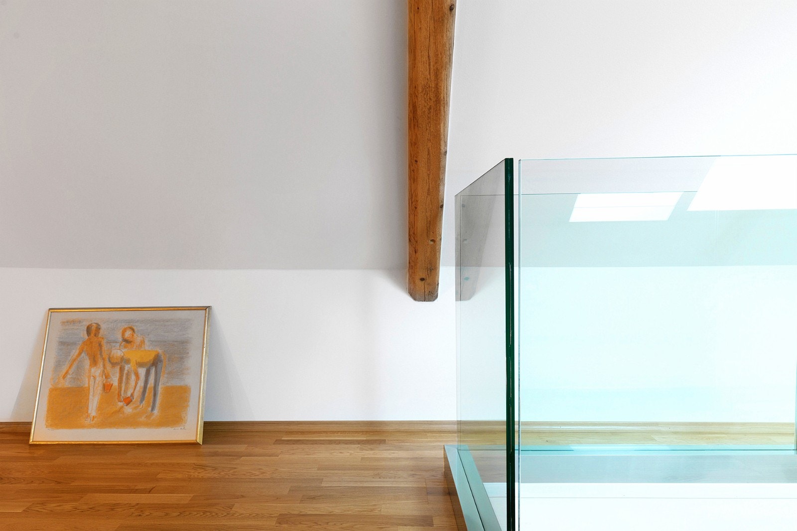 Glasset som treffer trestokken. Det umulige mulig. Galleribilde