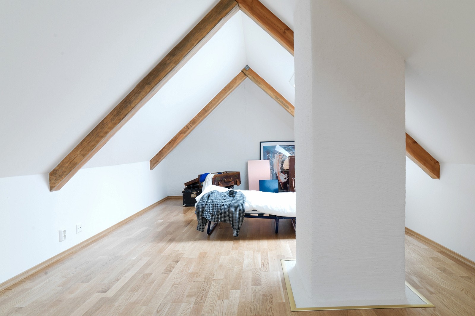 Peisen som varmer fra stua. Helt opp. Under dyna. Galleribilde