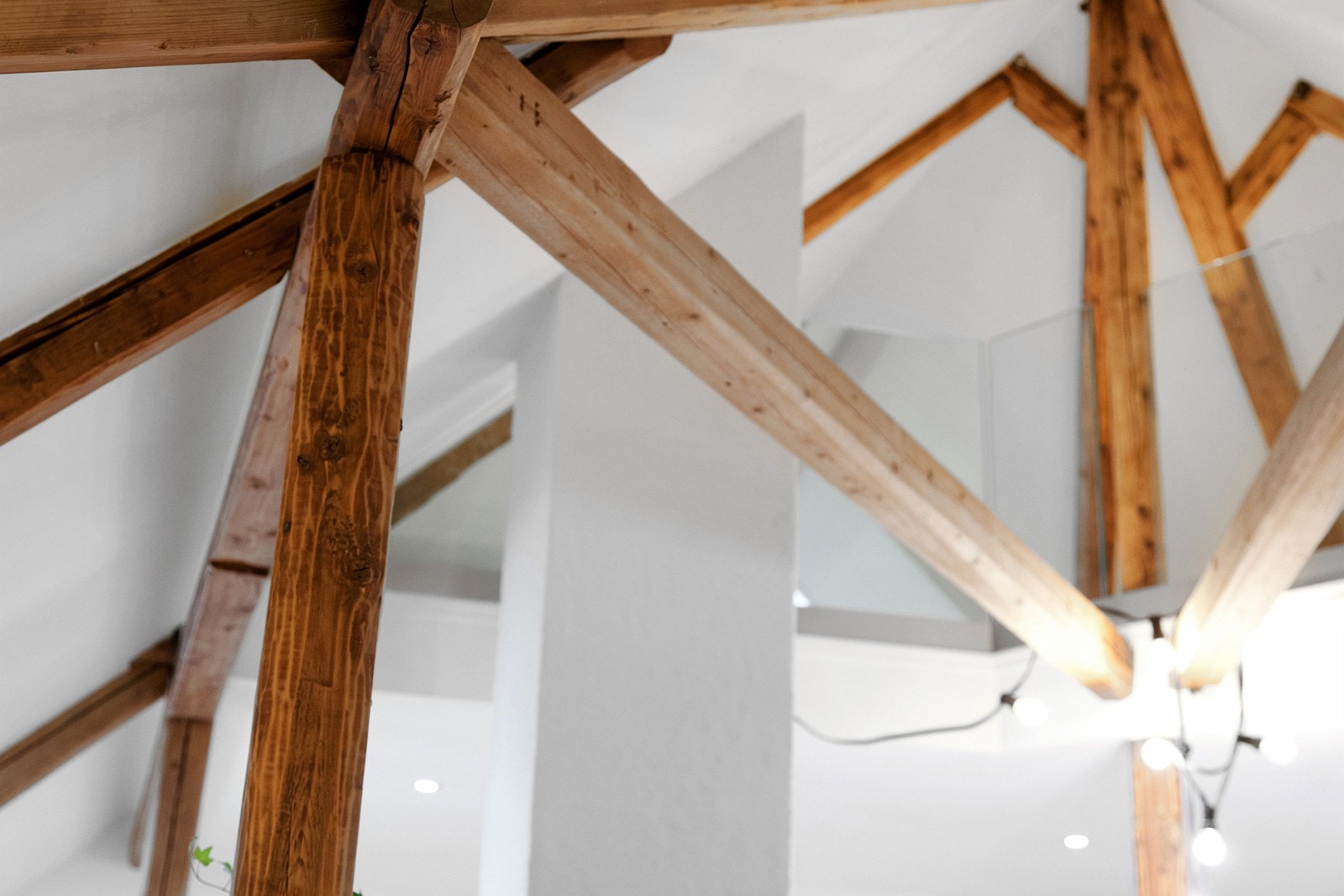 Lyset mot trebjelkene. Mønsteret. Kontrastene. Galleribilde