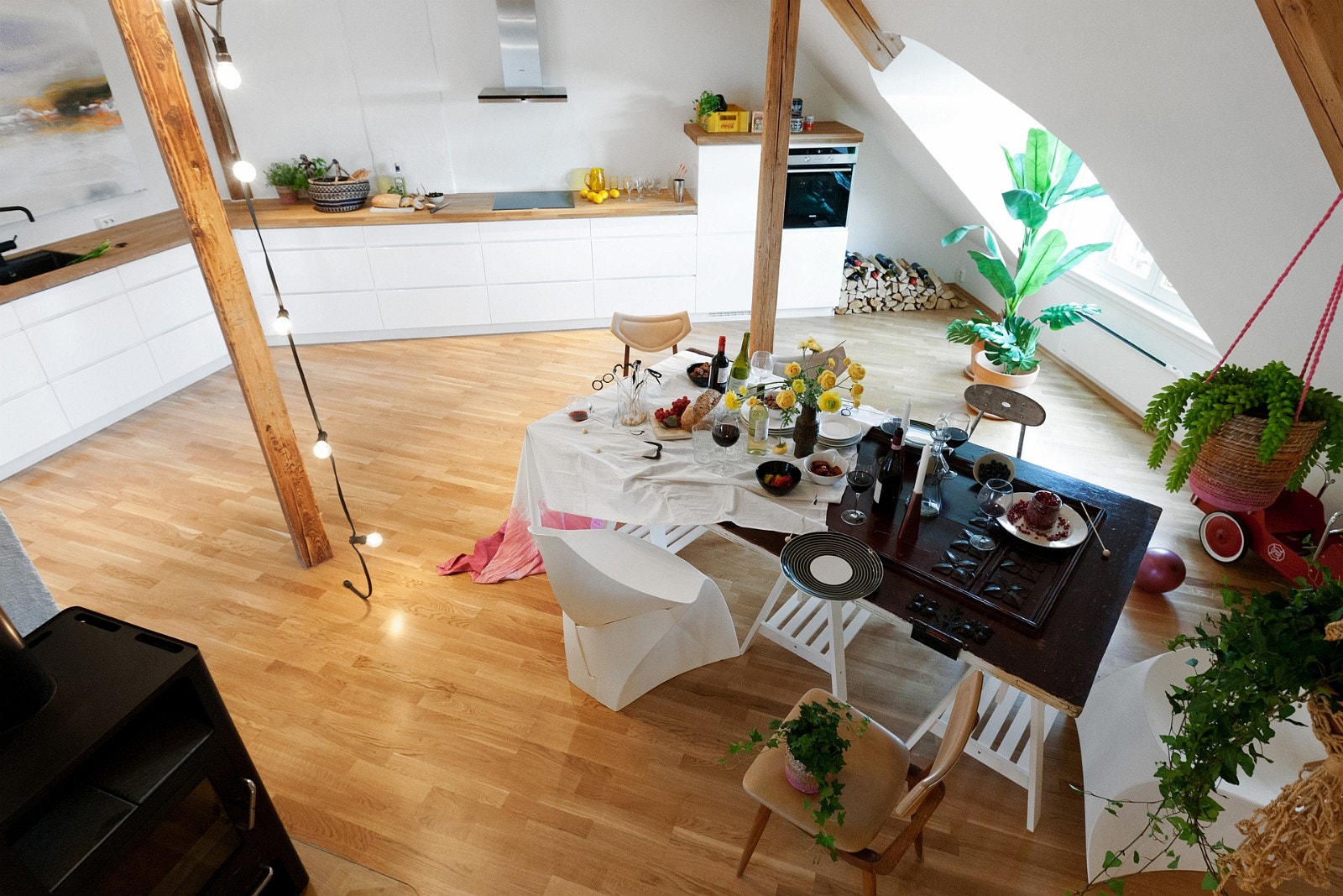 Dagslys mot parketten. Parketten mot bare føtter. Galleribilde