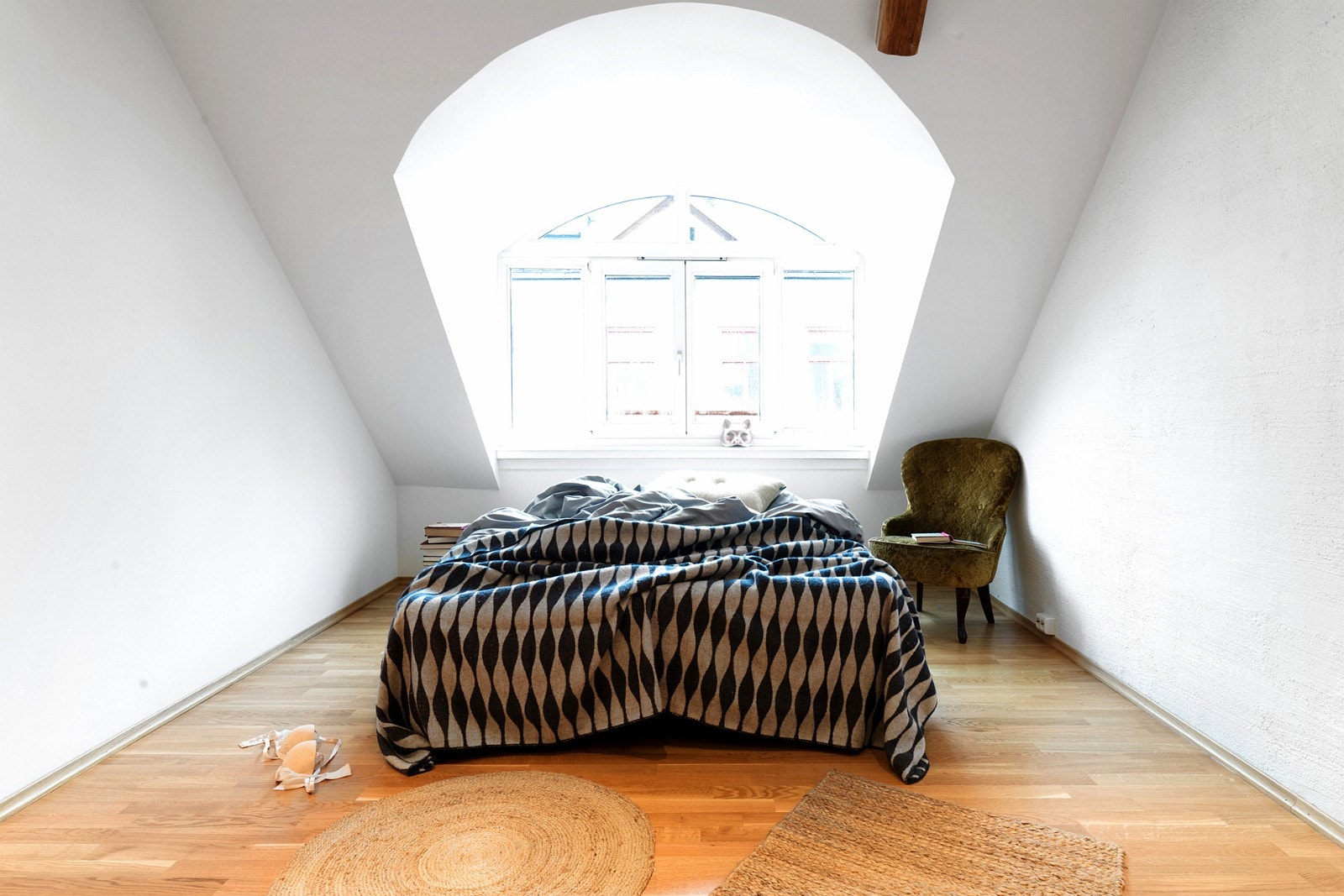 En himmel. En seng. Nesten himmelsengsk. Galleribilde