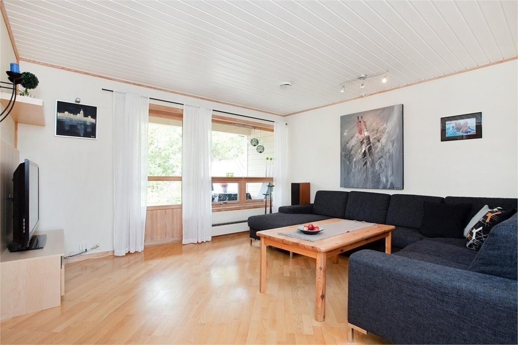 Stue med utgang til veranda og hage Galleribilde