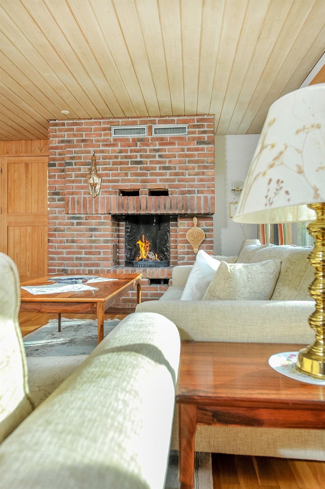 Fra stue, sett mot peis murt i rød teglstein. Galleribilde