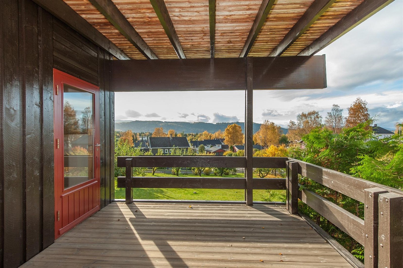 Fra terrasse utenfor hovedstue, solrikt med noe utsikt. Galleribilde