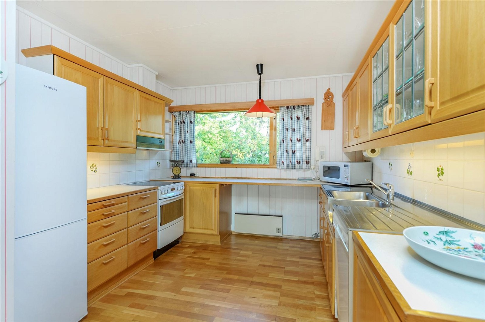 Kjøkkeninnredning, dels i Eik utførelse. Galleribilde