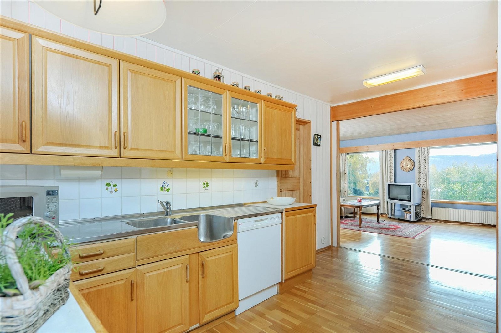 Fra kjøkken, sett mot tv-stue / dagligstue. Galleribilde