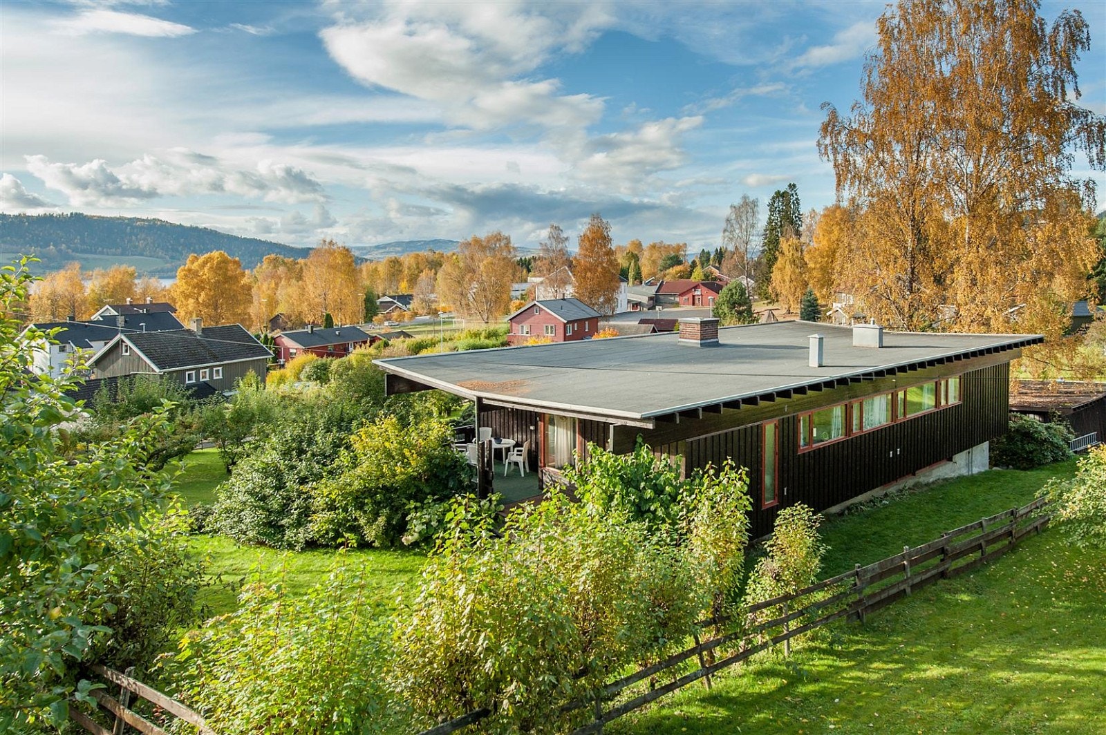 Boligen, sett med omgivelser mot nord-vest og nærhet til Kilde barneskole. Galleribilde