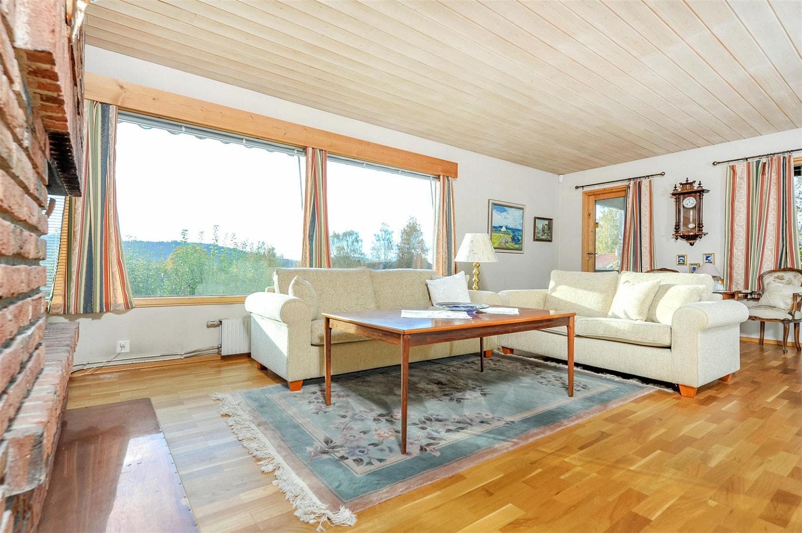 Hovedstue, lyst og trivelig emd store vinduer. Galleribilde