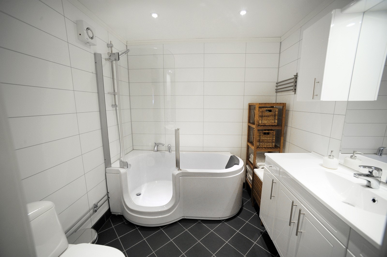 Bad med kombinert dusj og badekarløsning Galleribilde