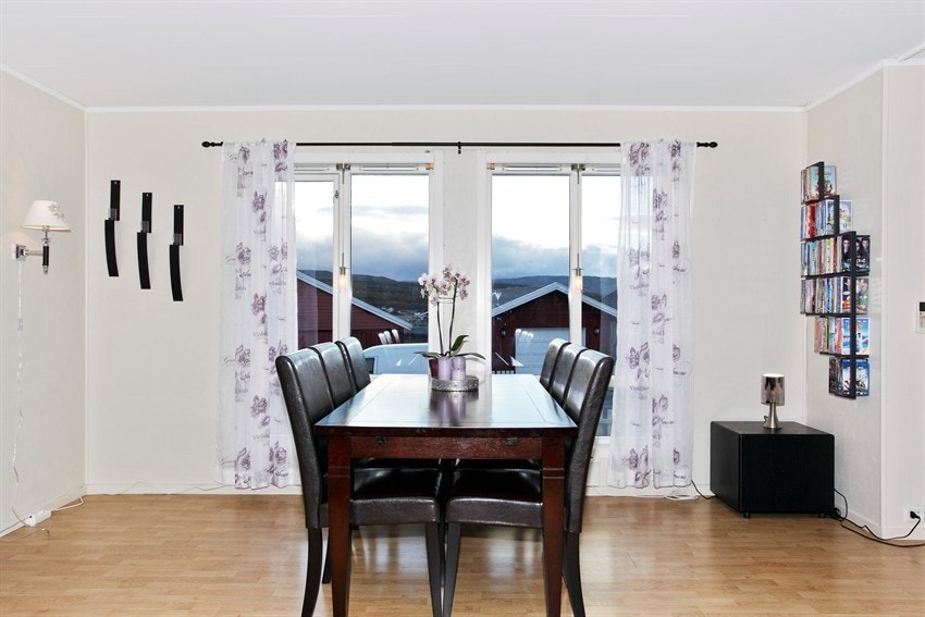 Stue med plass for spisebord. Galleribilde