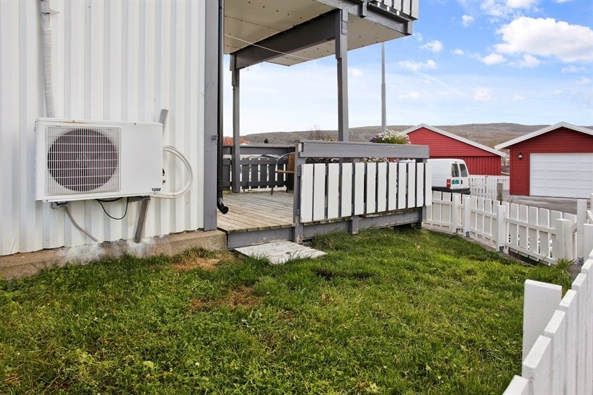 Ute - med hageområde og terrasse. Galleribilde
