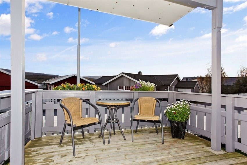 Terrasse med utgang fra kjøkken. Galleribilde