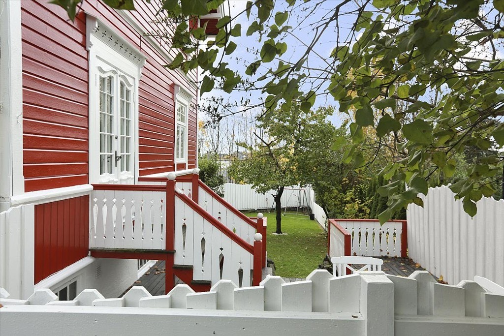 Terrasse ut fra stue i 1. etasje Galleribilde