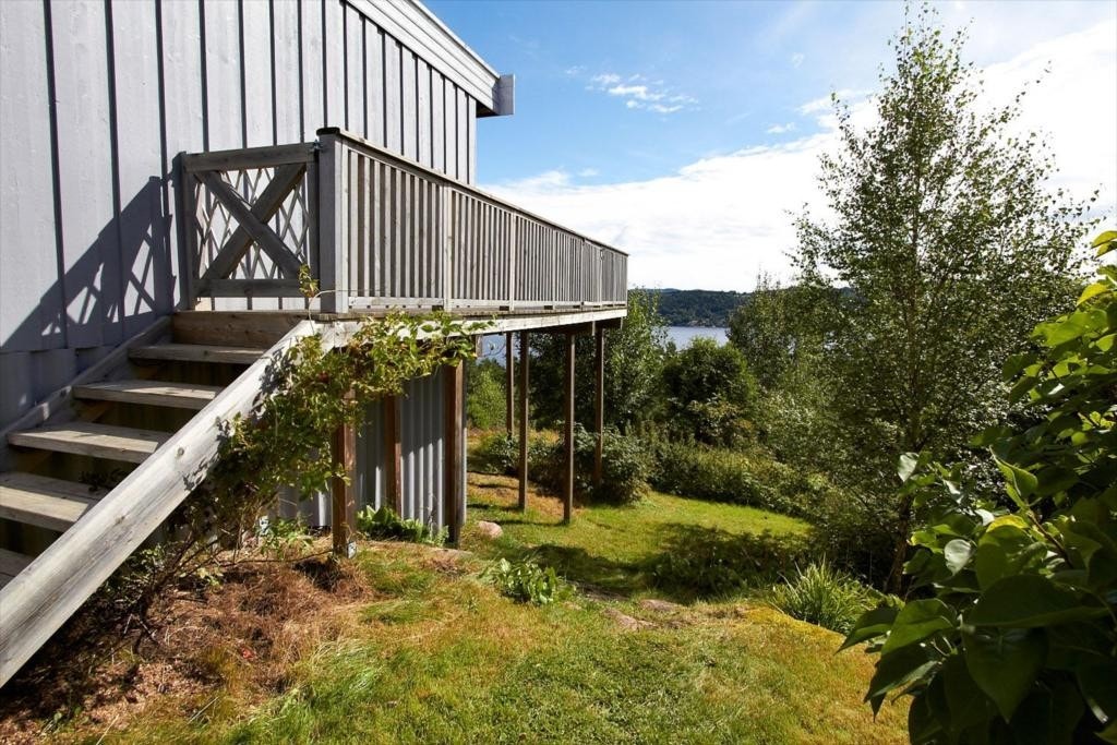 Inngang til terrasse fra hage Galleribilde