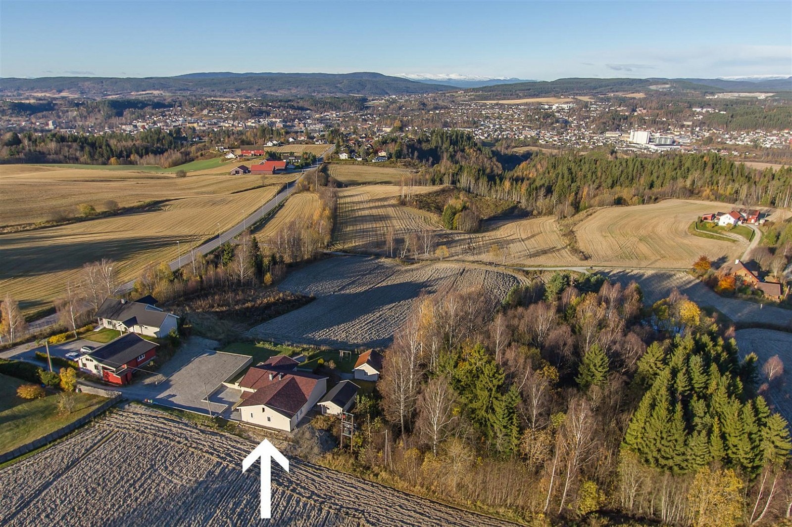 Solrik eiendom i landlige omgivelser med flott utsikt mot Norefjell, Vikerfjell og Hønefoss. Galleribilde