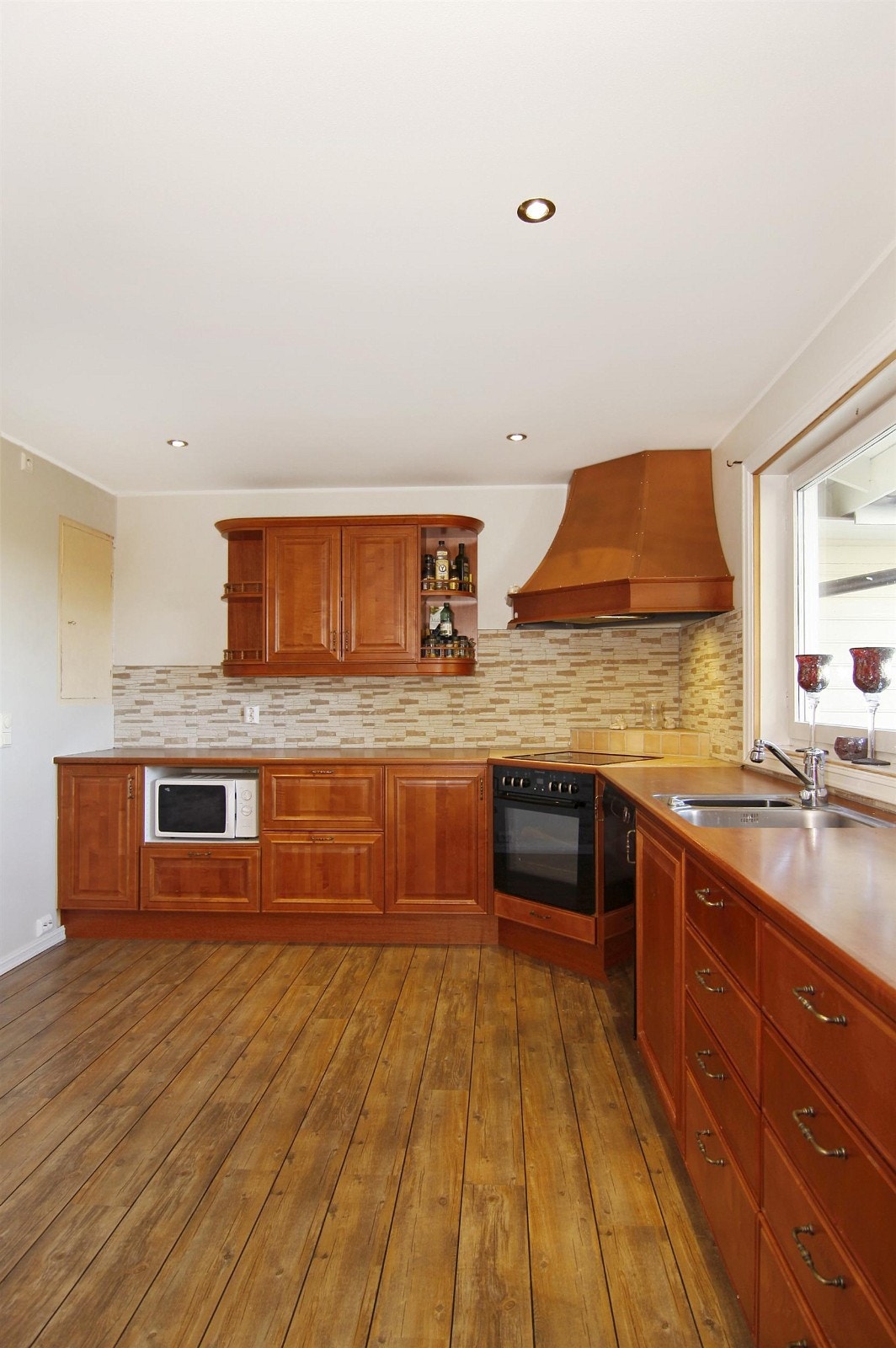 Gjestegård kjøkken fra Norema. Galleribilde