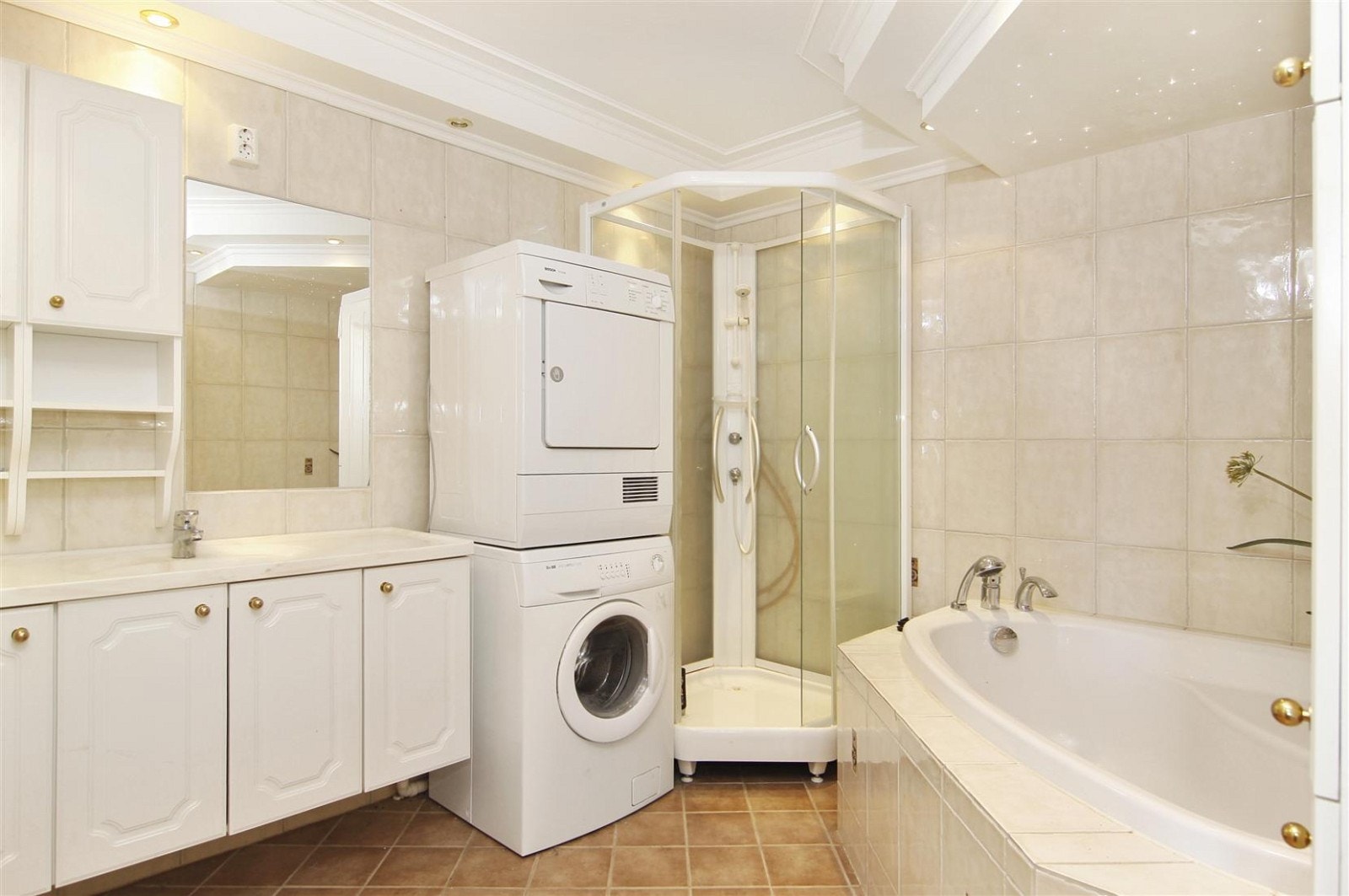 Bad i hovedplan med bl.a. badekar, dusjkabinett, downlights og stjernehimmel. Galleribilde